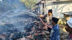 Petugas memadamkan kebakaran tiga rumah di Desa Payudan Dundang Guluk-Guluk Sumenep