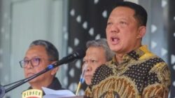 JAKARTA – Kejaksaan Agung menerima pelimpahan tiga perkara dugaan tindak pidana korupsi dari Korps Pemberantasan Tindak Pidana Korupsi (Kortas Tipikor) Polri. Tiga perkara tersebut meliputi dugaan korupsi batu bara yang berkaitan dengan PT PLN, kasus PT ASABRI, dan PT Krakatau Steel. Pelaksana Tugas (Plt) Jaksa Agung Muda Tindak Pidana Khusus (Jampidsus) Rudi Margono mengatakan penyidik telah menetapkan dua orang sebagai tersangka dalam proses penyidikan. "Informasinya sudah ditetapkan dua tersangka, yaitu satu dari pihak swasta dan satu lagi berinisial F," ujar Rudi Margono di Gedung Kejaksaan Agung, Jakarta Selatan, Sabtu (11/7/2026). Dalam proses penyidikan, penyidik Kortas Tipikor Polri bersama Direktorat Reserse Kriminal Khusus Polda Metro Jaya melakukan penggeledahan di 12 lokasi. Lokasi tersebut meliputi sebuah money changer dan Cafe de'Clan Signature di kawasan Cipete, Jakarta Selatan, serta rumah mewah di Sentul, Bogor, dan sebuah rumah di kawasan Cilandak, Jakarta Selatan. Dari serangkaian penggeledahan tersebut, penyidik mengamankan barang bukti berupa emas batangan, mata uang asing, hingga uang tunai dalam jumlah besar. Barang Bukti dari Rumah Mewah di Sentul Penyidik menyita: 74 kilogram emas batangan. USD 4.767.300. SGD 14.083.800. Uang tunai Rp100 juta. Dua bingkai foto keluarga. Barang Bukti dari Money Changer Cipete Di lokasi money changer, penyidik mengamankan uang tunai dalam berbagai mata uang, antara lain: Rp4.462.365.000. USD 84.356. SGD 83.394. Riyal Arab Saudi (SAR) 17.595. Baht Thailand (THB) 33.100. Lira Turki (TRY) 4.020. Yuan China (CNY) 1.223. Yen Jepang (JPY) 152.000. Ringgit Malaysia (RM) 212. Rupee India (INR) 1.600. Dirham Uni Emirat Arab (AED) 640. Won Korea Selatan (KRW) 61.000. Poundsterling Inggris (GBP) 40. Dolar Brunei (BND) 10. Dong Vietnam (VND) 150. Dolar Selandia Baru (NZD) 100. Barang Bukti dari Cafe de'Clan Cipete Di Cafe de'Clan Signature, penyidik menemukan: SGD 3.130.000. USD 889.965. Uang tunai Rp259.159.000. Barang Bukti dari Rumah di Cilandak Sementara itu, dari rumah di kawasan Cilandak, penyidik menyita: Uang tunai Rp520 juta. USD133.000. Penanganan Kasus melalui Joint Investigation Kepala Kortas Tipikor Polri, Irjen Totok Suharyanto, menjelaskan penyidik menangani ketiga perkara tersebut melalui skema joint investigation bersama Ditreskrimsus Polda Metro Jaya. Tim gabungan terus mengumpulkan alat bukti untuk memperkuat proses penyidikan. Sementara itu, Kabid Humas Polda Metro Jaya Kombes Budi Hermanto menegaskan pengungkapan kasus dugaan korupsi tersebut menjadi perhatian langsung Presiden Prabowo Subianto. Menurut Budi, penyidik mengembangkan perkara dugaan korupsi batu bara di PLN yang diduga berkaitan dengan peristiwa blackout di Sumatra, dugaan korupsi PT ASABRI, serta PT Krakatau Steel. Selain mengusut dugaan korupsi, penyidik juga mendalami indikasi tindak pidana suap, gratifikasi, dan tindak pidana pencucian uang (TPPU). "Penyidik terus melakukan penggeledahan untuk mencari, mengumpulkan, dan melengkapi alat bukti guna mendukung proses penyidikan terhadap dugaan korupsi tersebut," kata Budi Hermanto.
