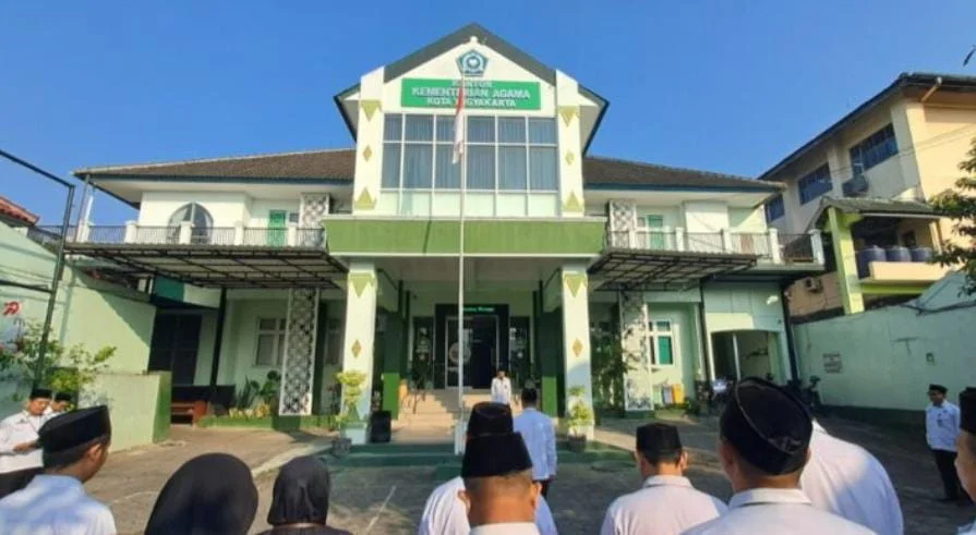 Kepala Seksi Bimas Islam Kemenag Kota Yogyakarta H. M. Tahrir memimpin apel pagi ASN untuk memperkuat ketahanan keluarga dan pelayanan KUA.