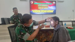 Warga mengikuti screening katarak gratis yang diselenggarakan Kodim 0827 Sumenep bersama Denkesyah Surabaya