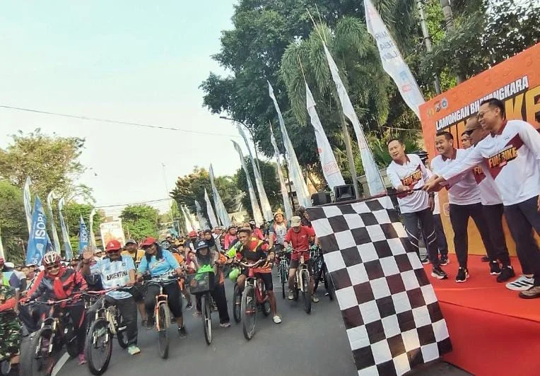 Sebanyak 5.000 peserta mengikuti Lamongan Bhayangkara Fun Bike 2026 di Alun-Alun Lamongan untuk memperingati Hari Bhayangkara ke-80.
