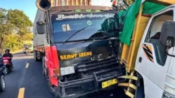 Proses evakuasi kecelakaan tiga truk di Jalan Raya Paterongan, Galis, Bangkalan yang menewaskan seorang pejalan kaki saat menolong korban.