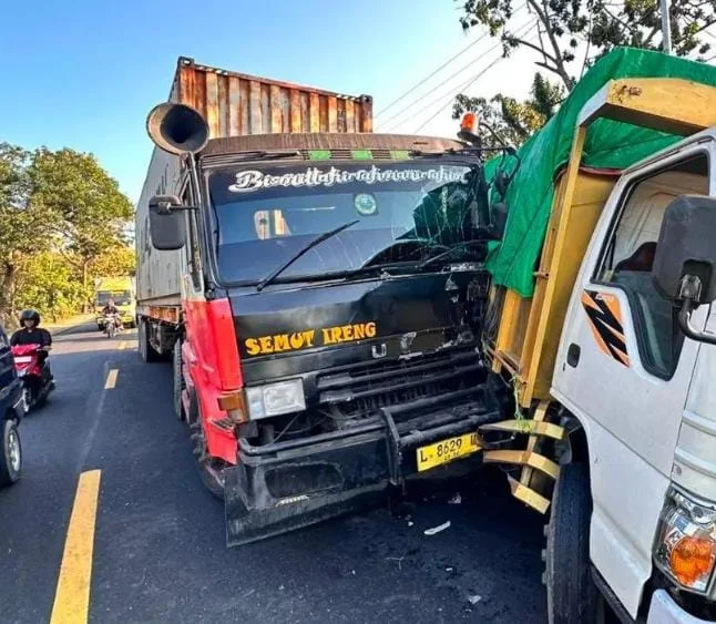 Proses evakuasi kecelakaan tiga truk di Jalan Raya Paterongan, Galis, Bangkalan yang menewaskan seorang pejalan kaki saat menolong korban.