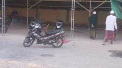 Pengurus Ittisholana Giligenting membersihkan Masjid Baiturrahmah menjelang pemberangkatan Haul Situbondo