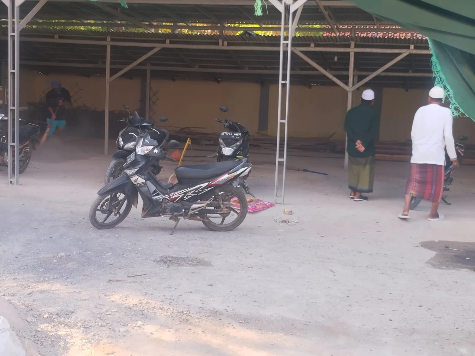 Pengurus Ittisholana Giligenting membersihkan Masjid Baiturrahmah menjelang pemberangkatan Haul Situbondo