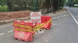 Garis polisi menutup lokasi kecelakaan kerja di gorong-gorong Bambu Apus Jakarta Timur yang menewaskan tiga pekerja.
