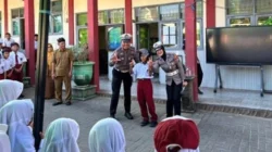 Satlantas Polres Sumenep menggelar Police Goes to School di SDN Lalangon 1 untuk edukasi keselamatan lalu lintas