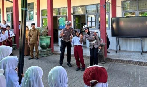 Satlantas Polres Sumenep menggelar Police Goes to School di SDN Lalangon 1 untuk edukasi keselamatan lalu lintas
