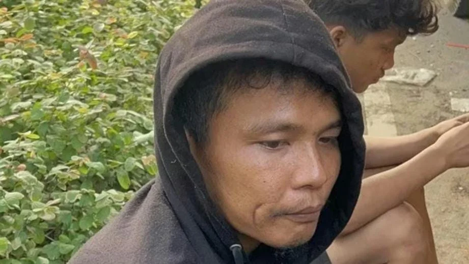 Truk pengangkut alat berat menghantam JPO di Jalan Kapten Tendean Jakarta Selatan hingga menyebabkan jembatan rusak dan arus lalu lintas macet
