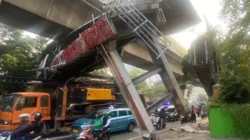 Polisi mengalihkan arus lalu lintas di Jalan Kapten Tendean Jakarta Selatan setelah truk pengangkut crane menabrak JPO dan menyebabkan kemacetan panjang.