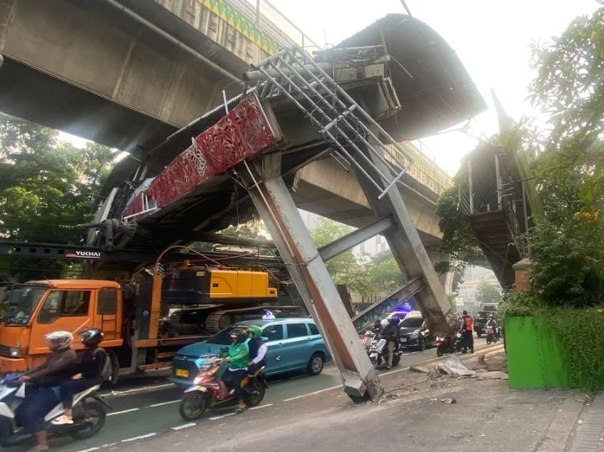 Polisi mengalihkan arus lalu lintas di Jalan Kapten Tendean Jakarta Selatan setelah truk pengangkut crane menabrak JPO dan menyebabkan kemacetan panjang.